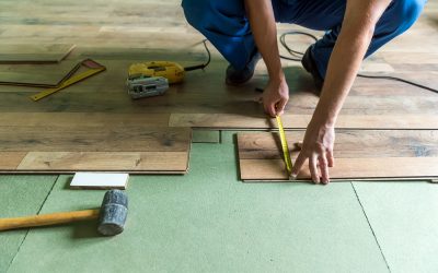 laminate worker install the laminate floor